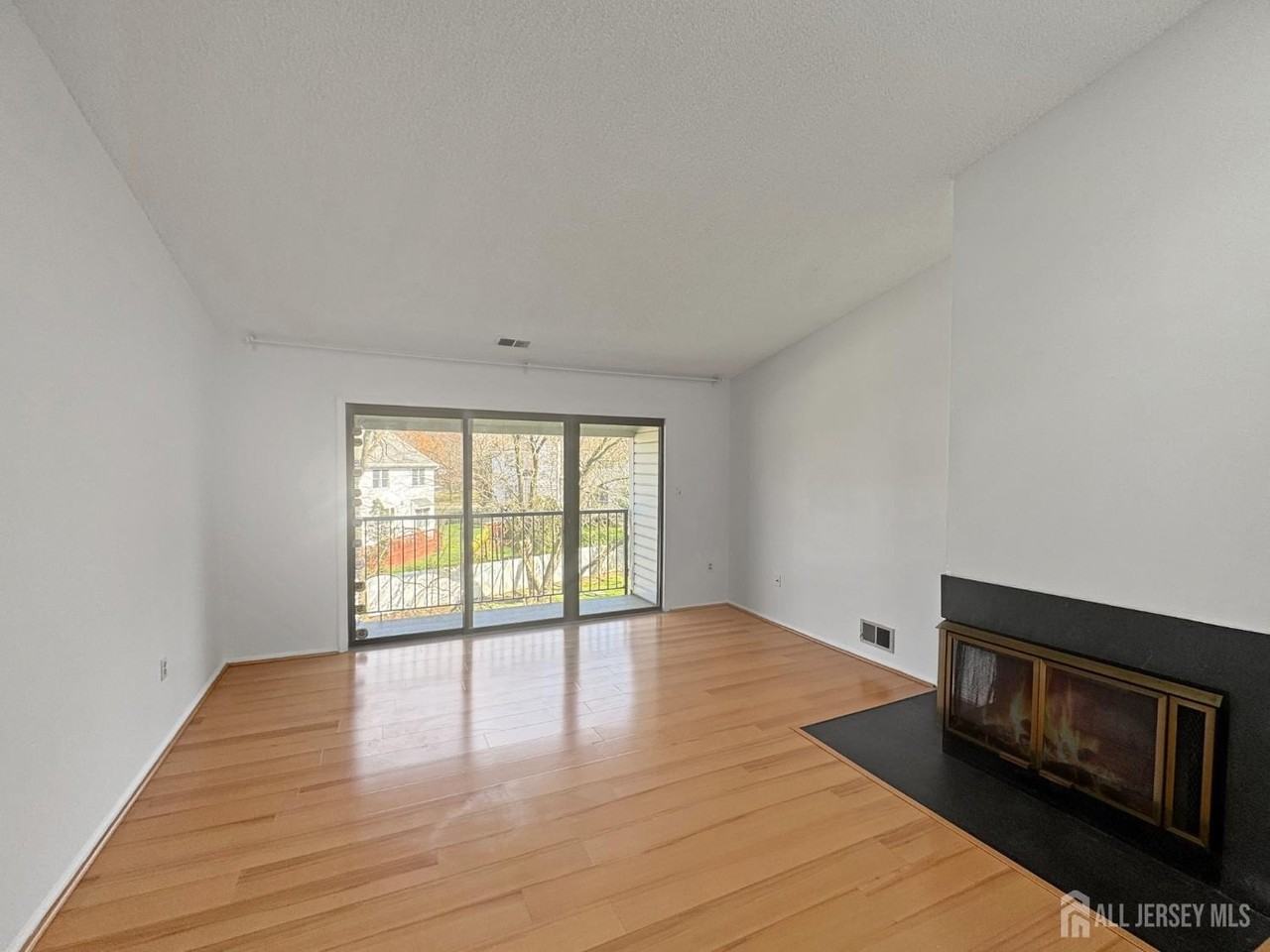 481 Danbury Ln - Photo 3 of 17