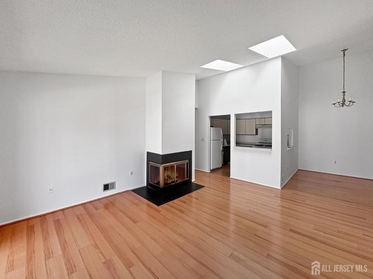 481 Danbury Ln - Photo 4 of 17