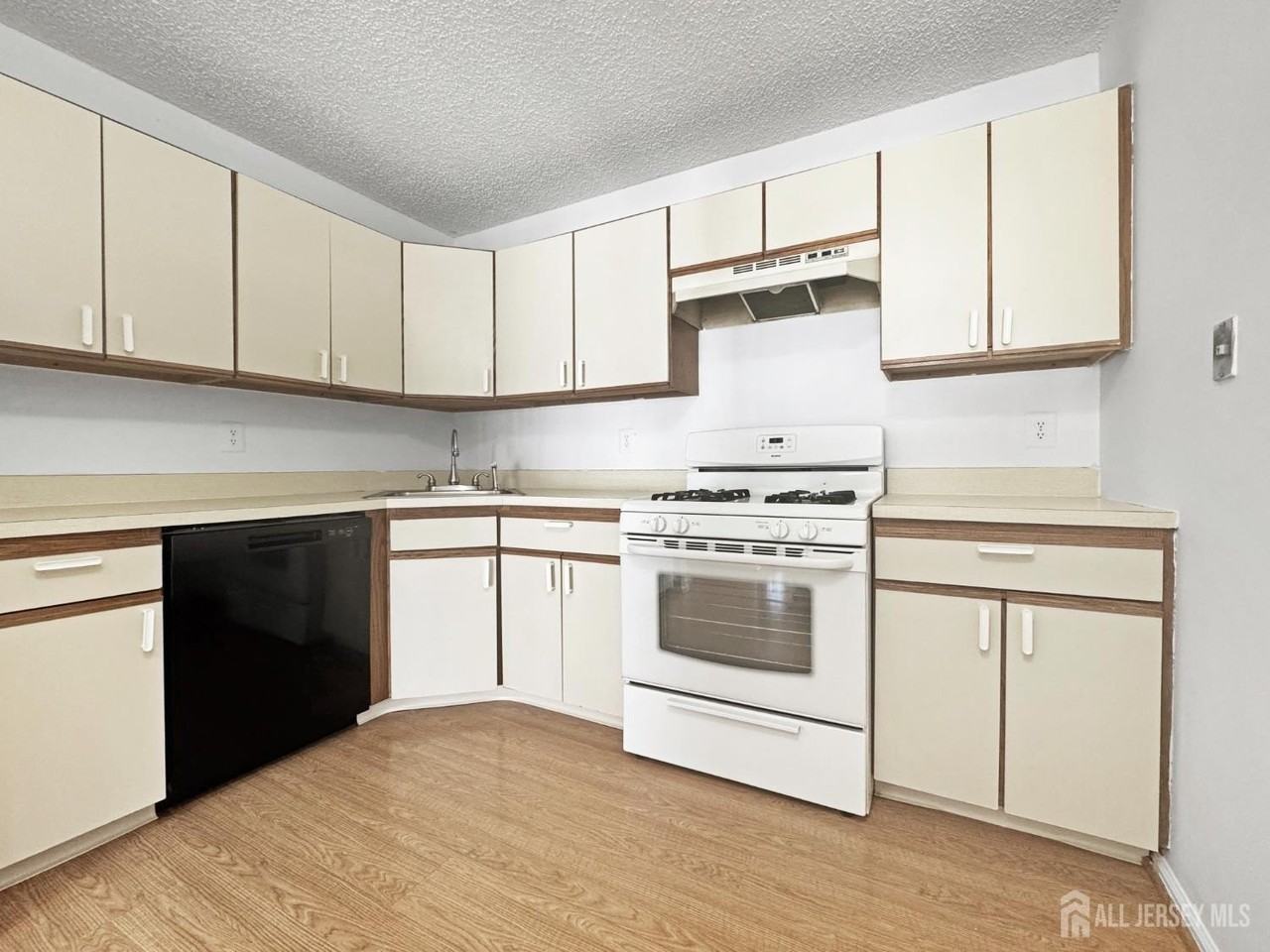 481 Danbury Ln - Photo 6 of 17