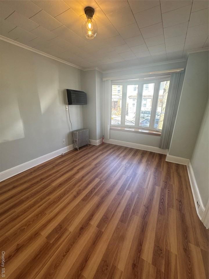 7834 79th St - Photo 2 of 11