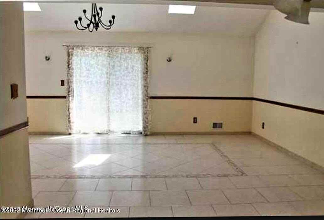 319 Church St - Photo 4 of 11