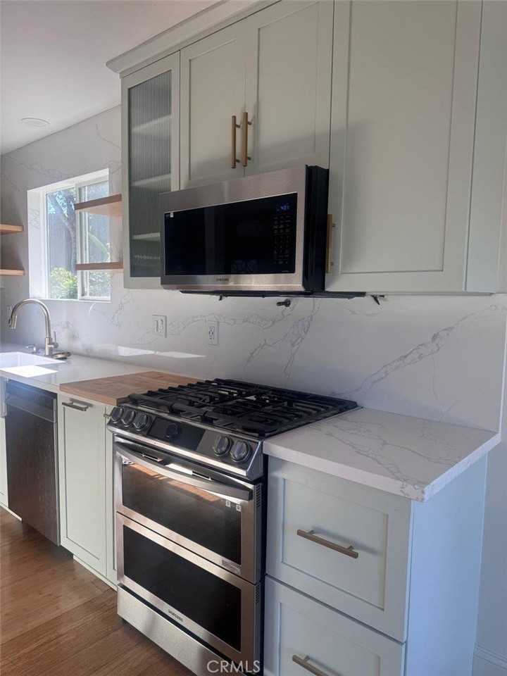 20305 Aetna St - Photo 5 of 21