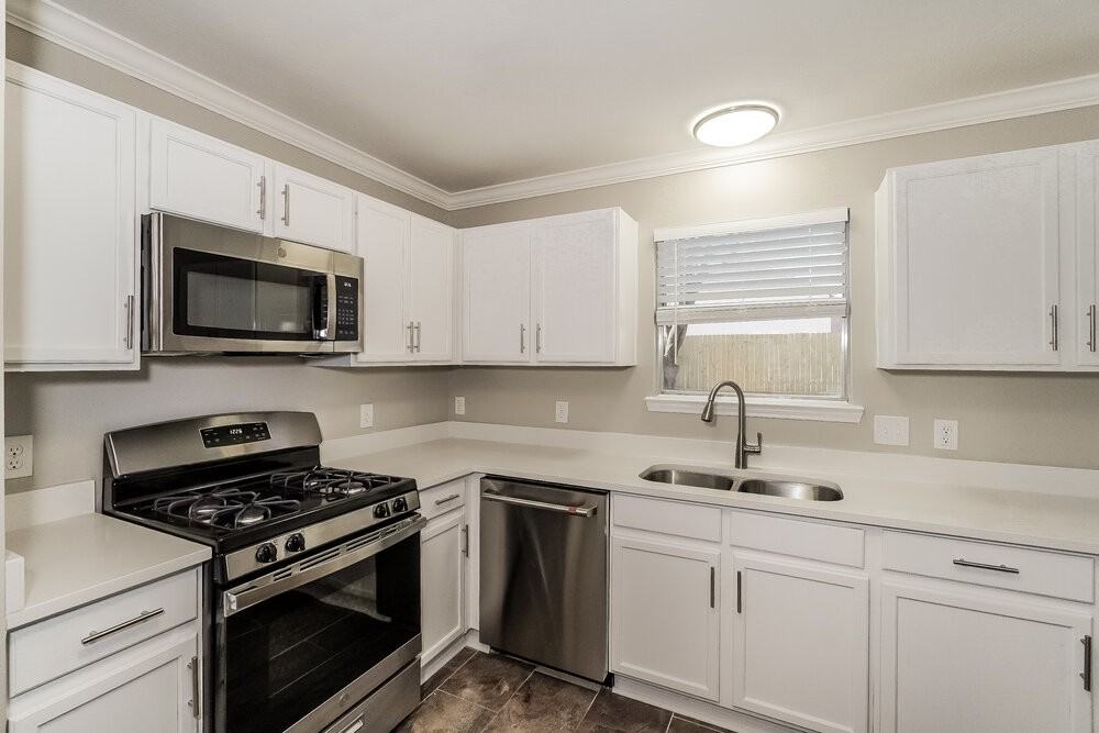 3615 Rolling Springs Ln - Photo 4 of 17