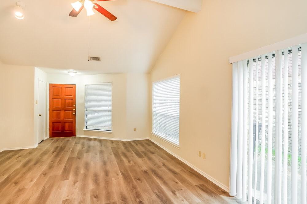 1525 Miller Ave - Photo 4 of 17