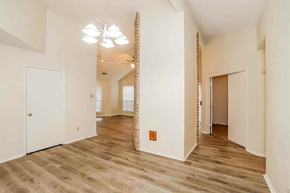 1525 Miller Ave - Photo 7 of 17