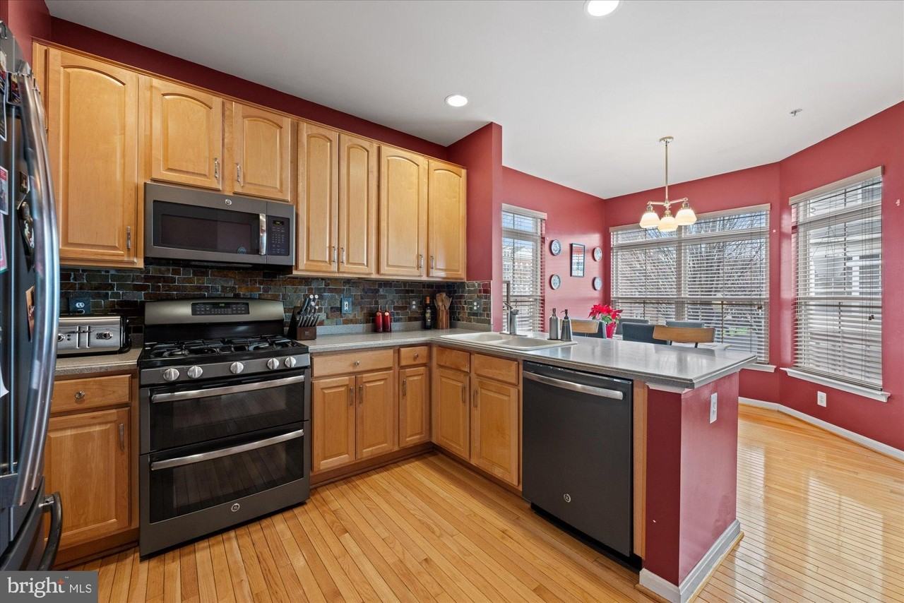 210 Cameron Station Blvd - Photo 3 of 43