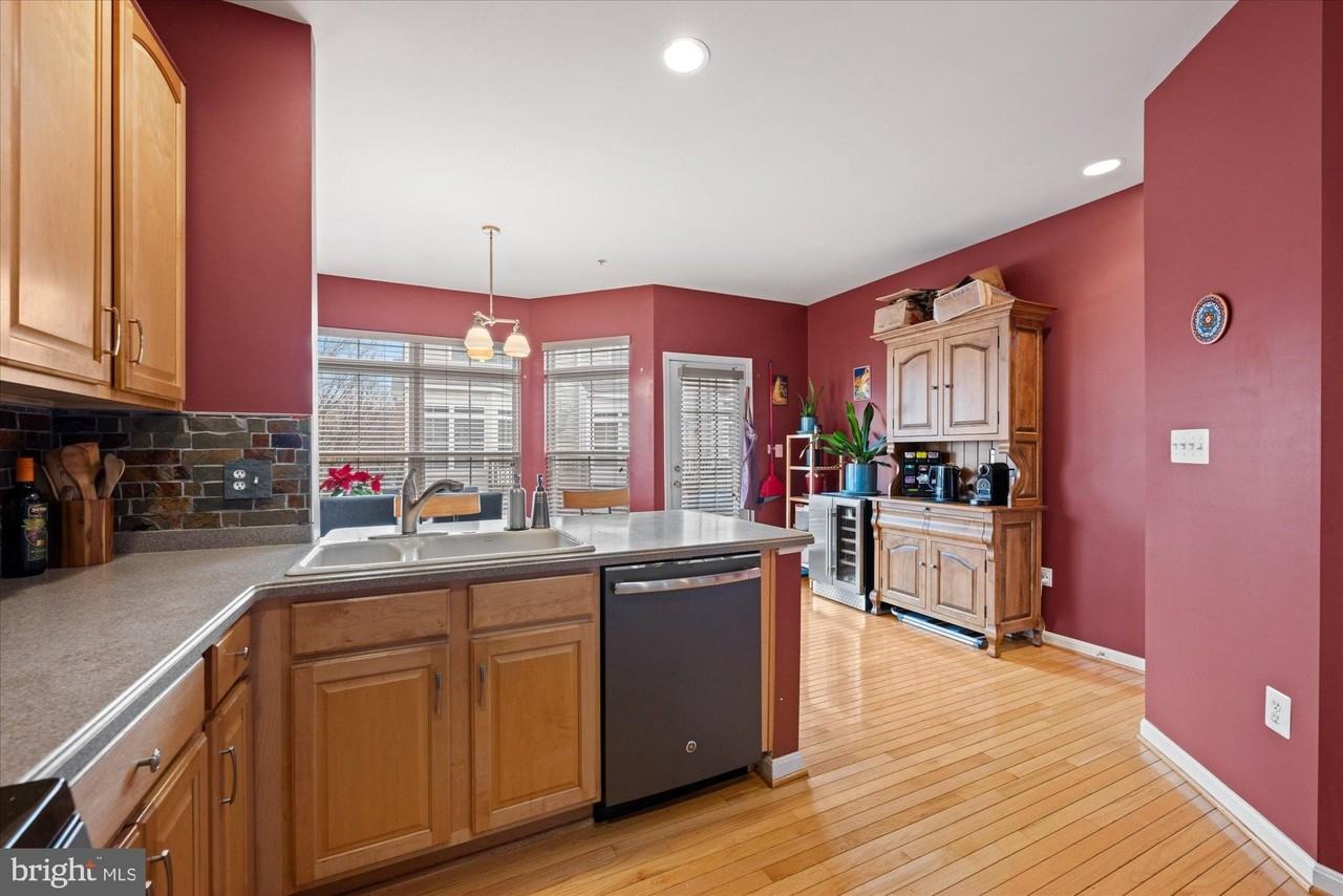 210 Cameron Station Blvd - Photo 7 of 43