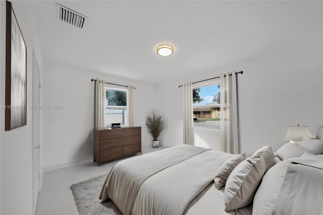 27 Suffolk Ave #0 - Photo 3 of 40