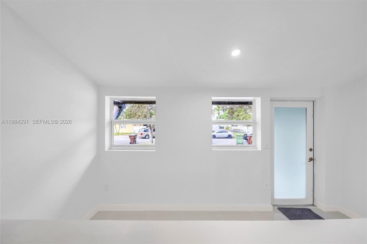 27 Suffolk Ave #0 - Photo 7 of 40