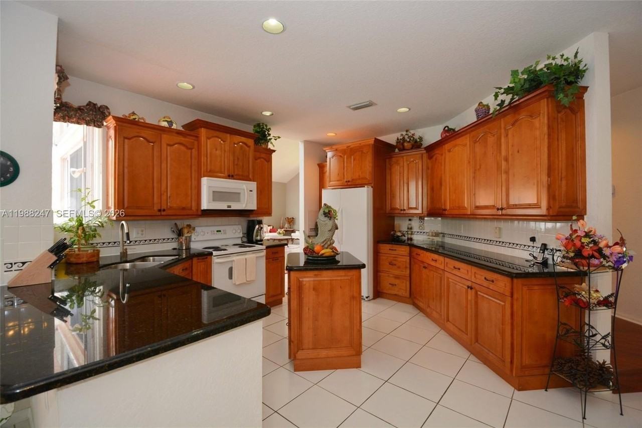 1582 Nw 182nd Way #0 - Photo 5 of 18