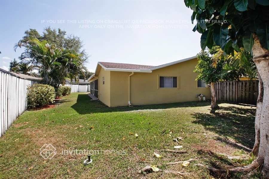 820 Nw 76th Ter - Photo 3 of 4