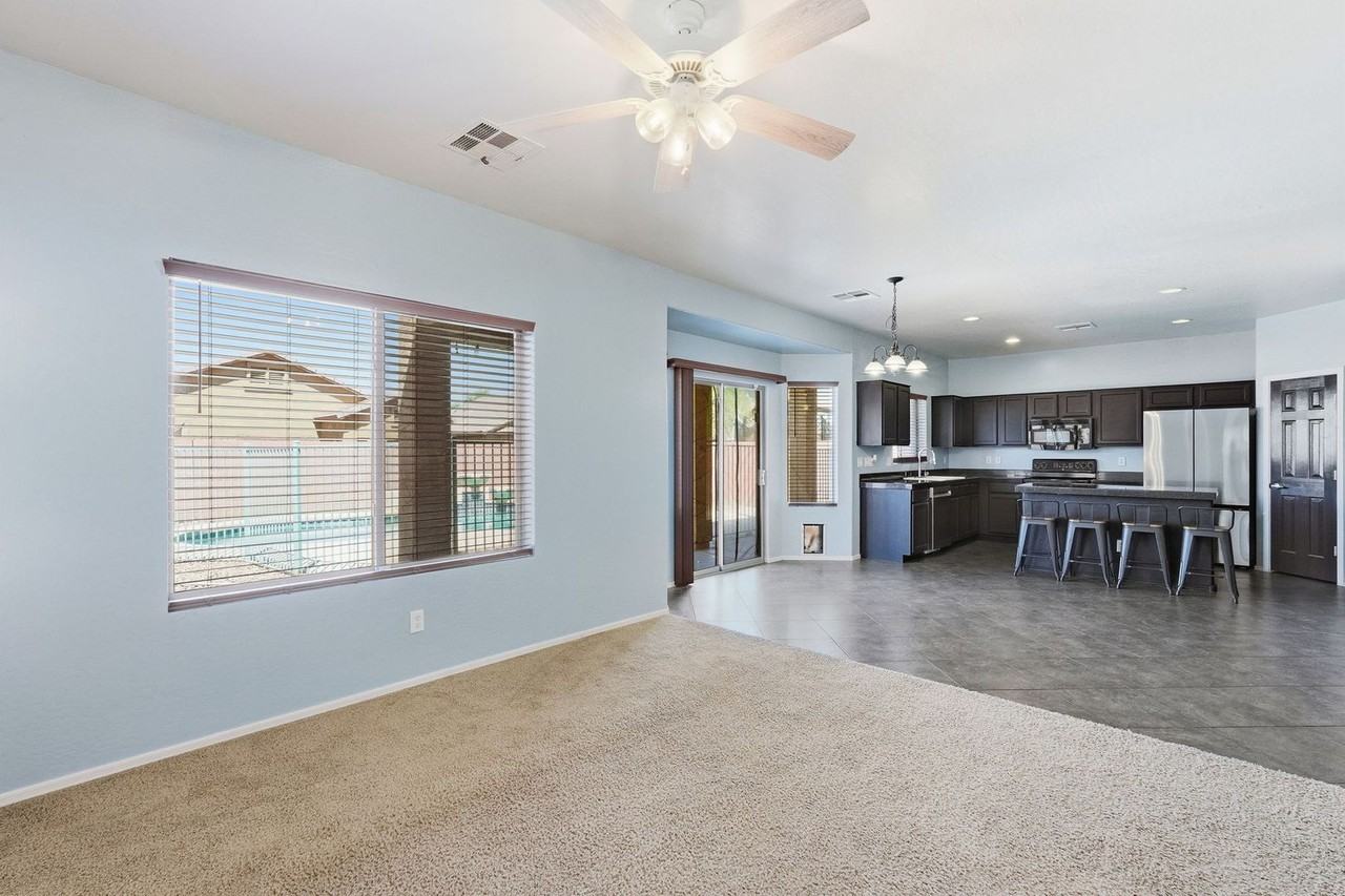 9228 W Raymond St - Photo 3 of 18