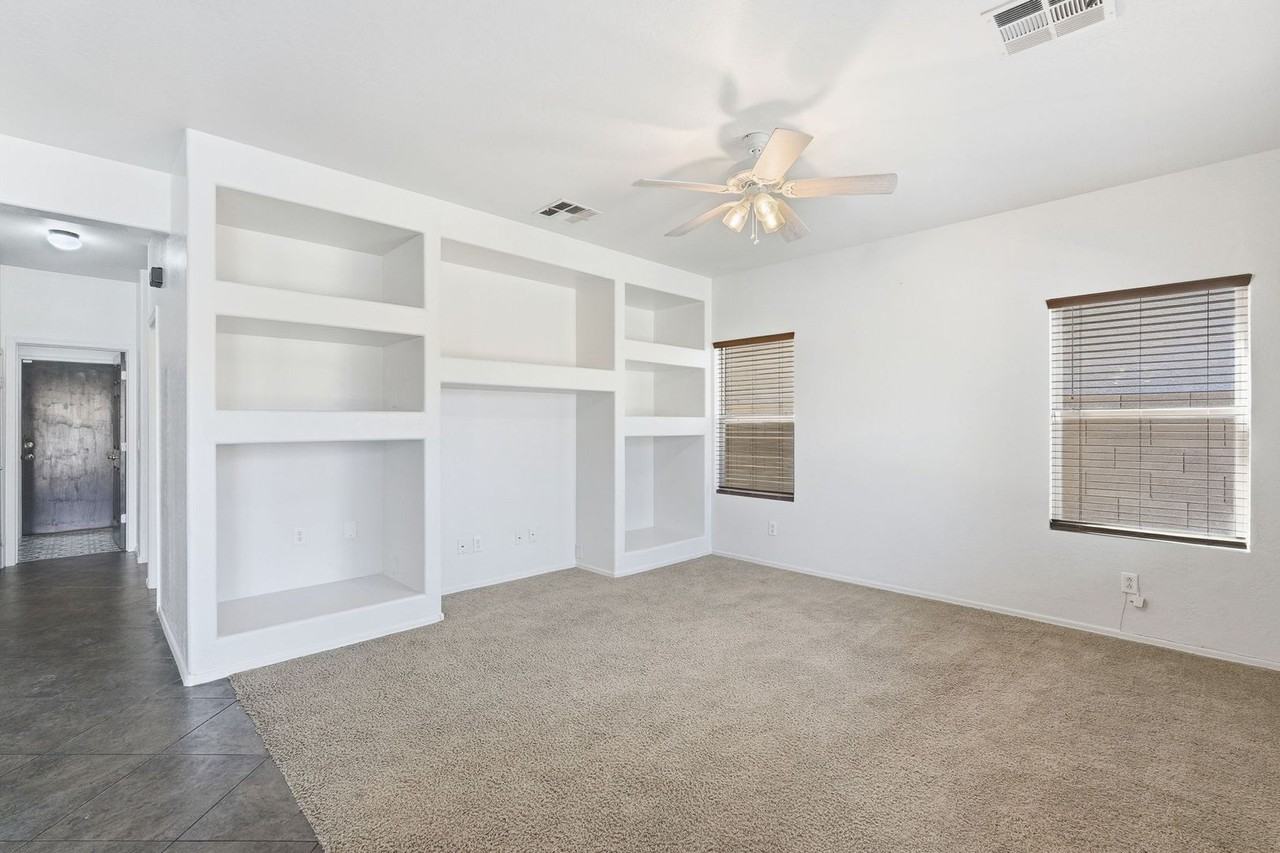 9228 W Raymond St - Photo 4 of 18