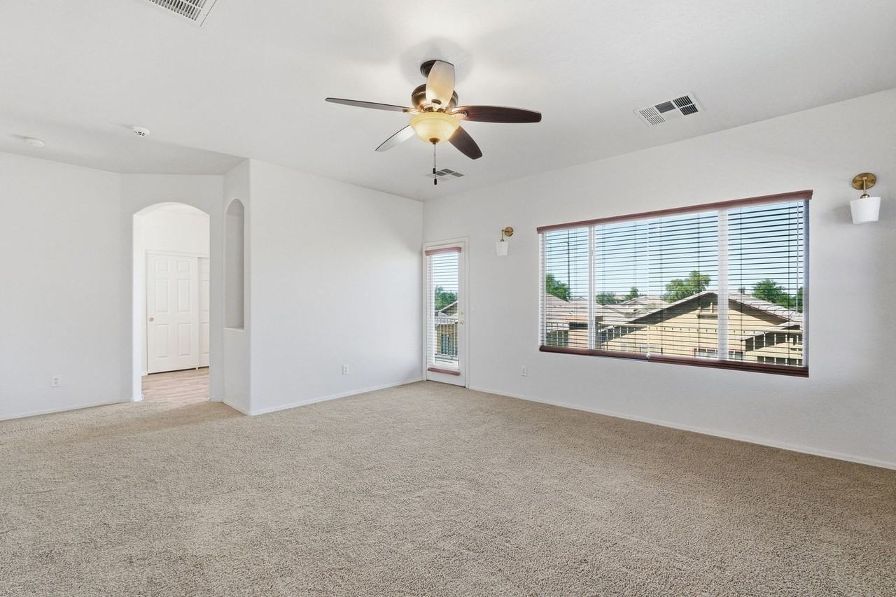 9228 W Raymond St - Photo 5 of 18