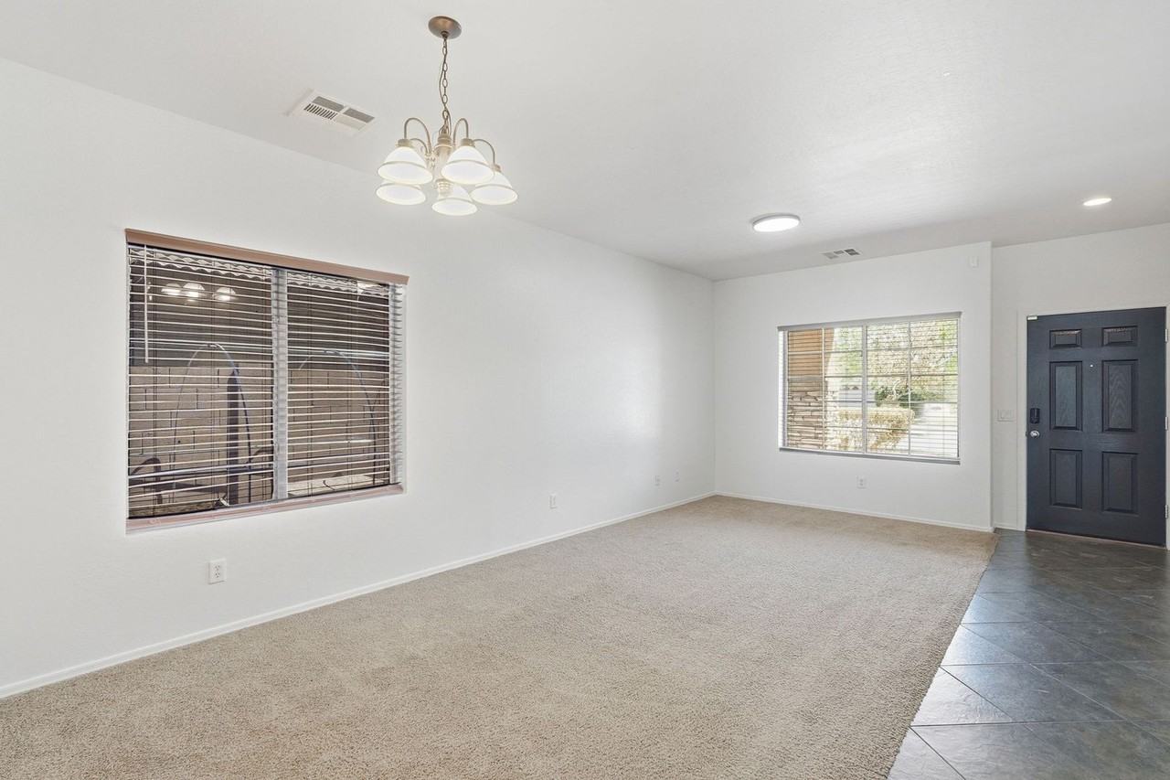 9228 W Raymond St - Photo 6 of 18