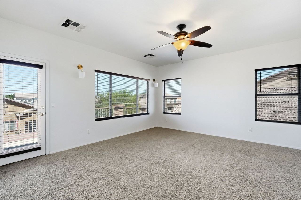 9228 W Raymond St - Photo 7 of 18