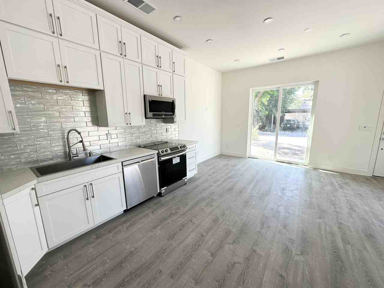 2433 Creekhollow Ln - Photo 2 of 3