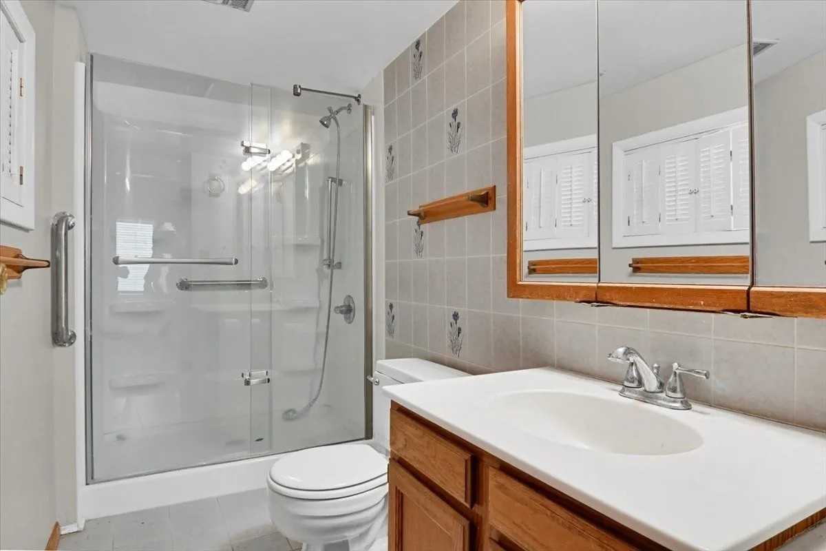 904 E Locust St - Photo 4 of 14