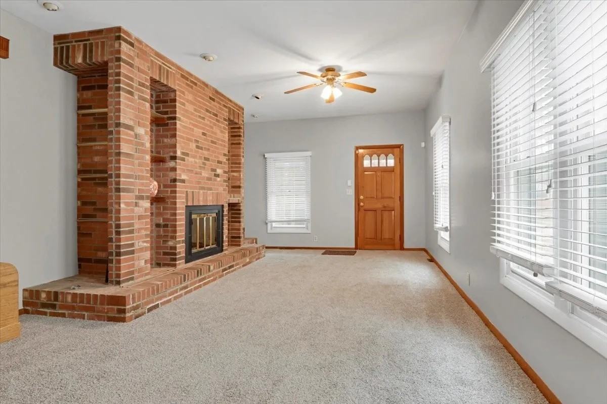 904 E Locust St - Photo 7 of 14