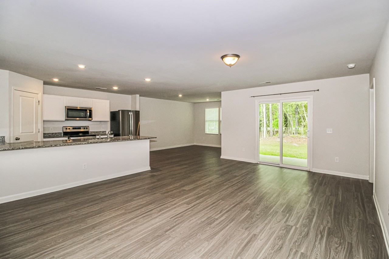 672 672 Savanac St SE - Photo 2 of 28