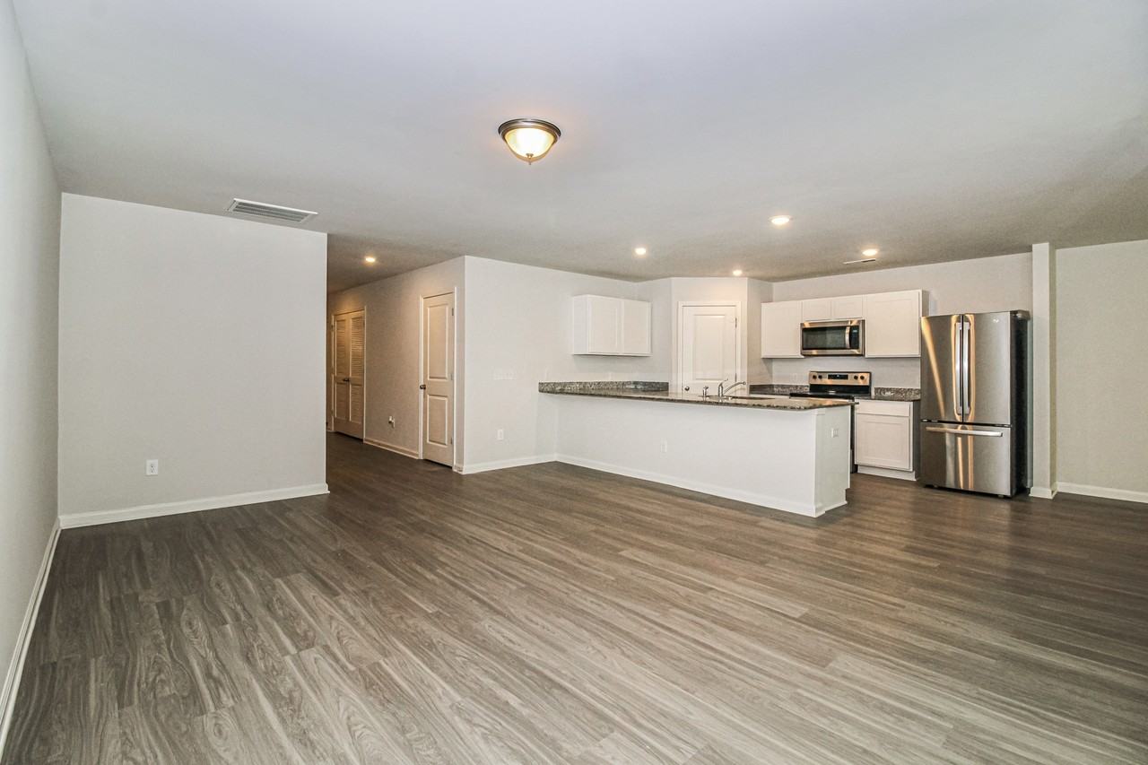 672 672 Savanac St SE - Photo 3 of 28