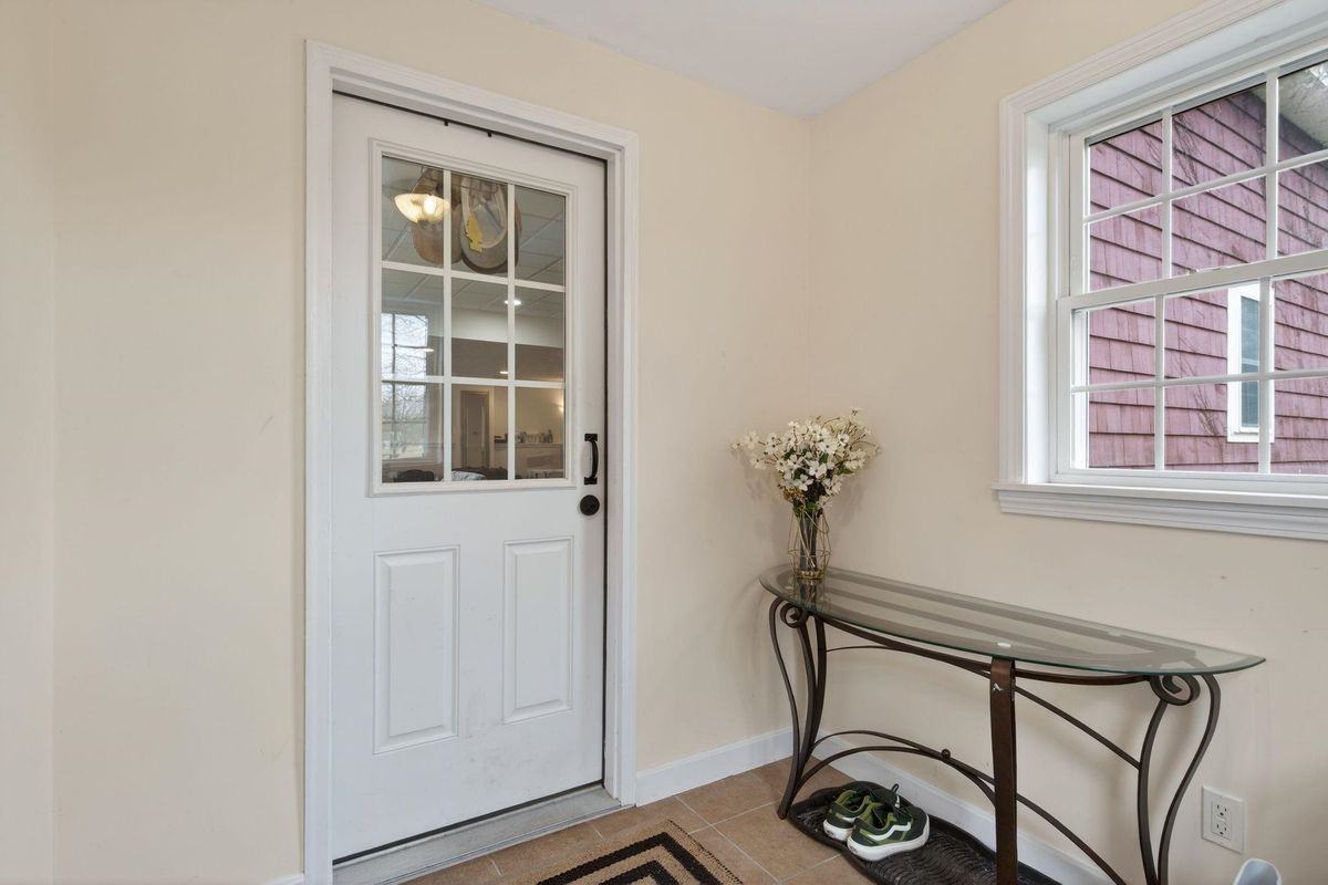 178 Exeter Rd - Photo 4 of 29