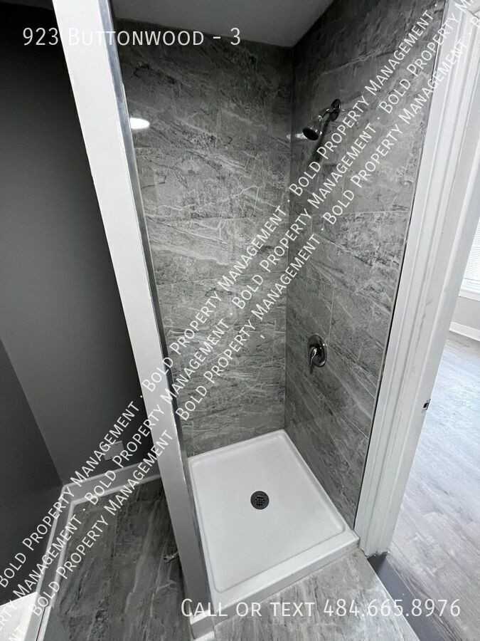 923 Buttonwood St #3 - Photo 2 of 6