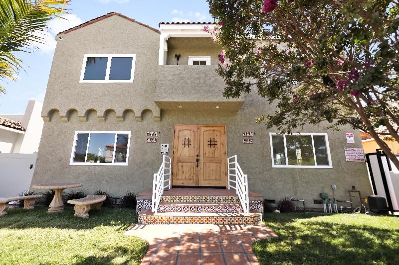 5232 1/2 W 20th St - Photo 2 of 17