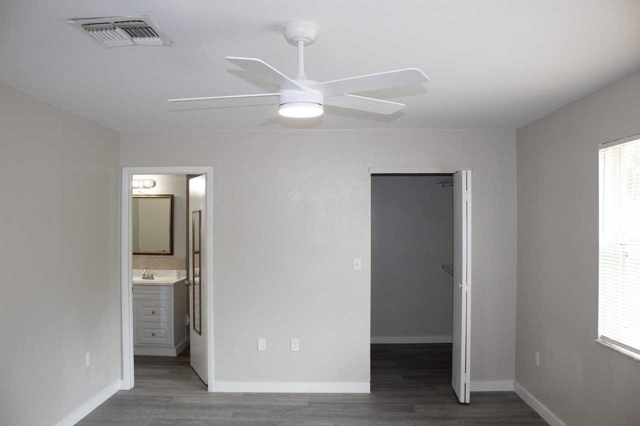 7023 Oakwood Dr - Photo 4 of 8