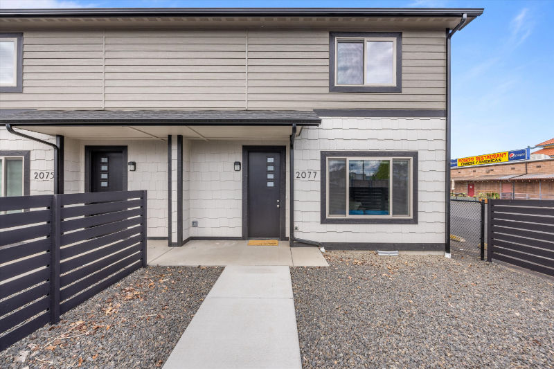 2077 Walla Walla Ave - Photo 2 of 32