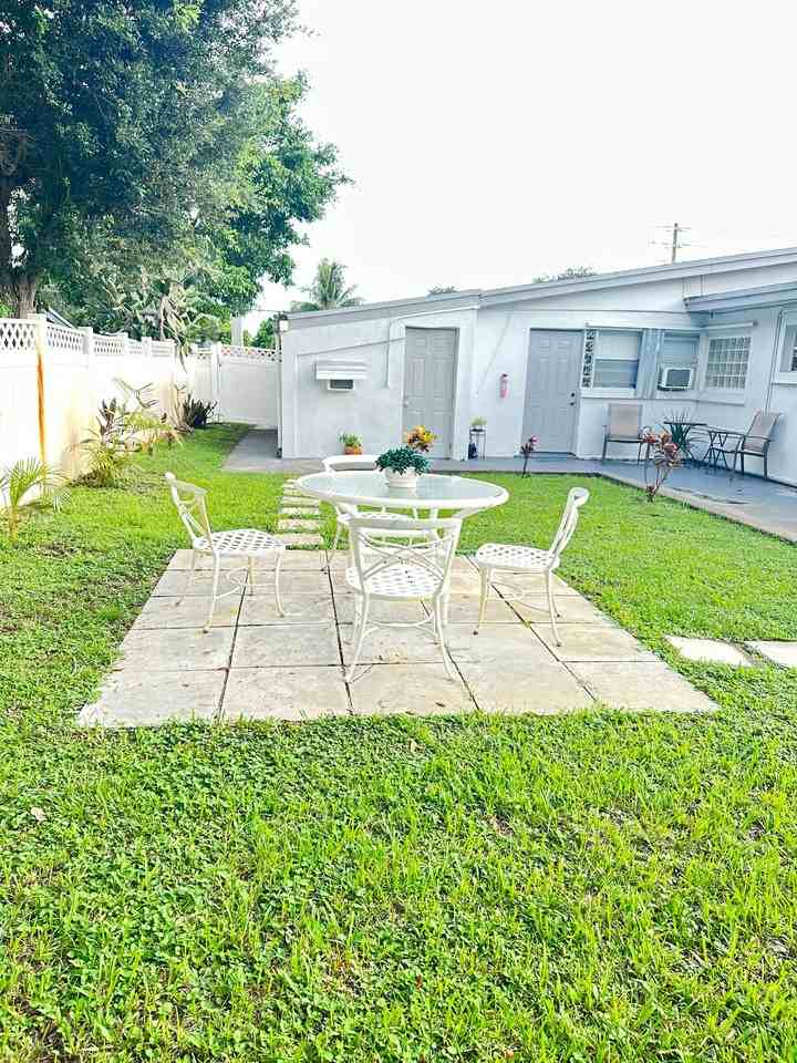 7121 Taft St - Photo 2 of 33