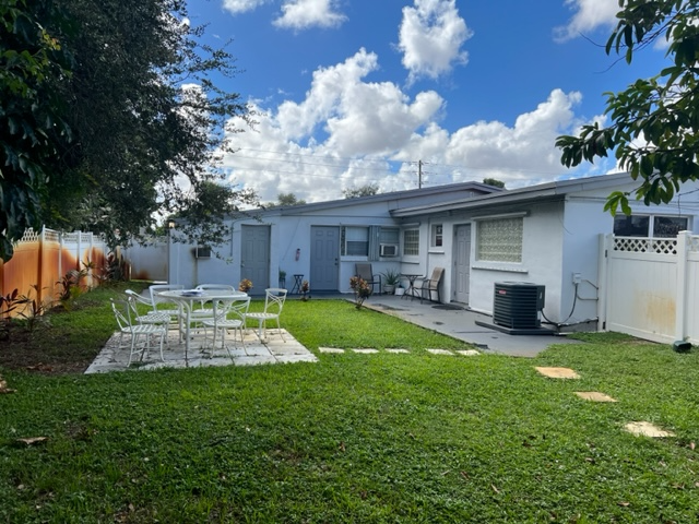 7121 Taft St - Photo 3 of 33