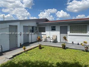 7121 Taft St - Photo 4 of 33