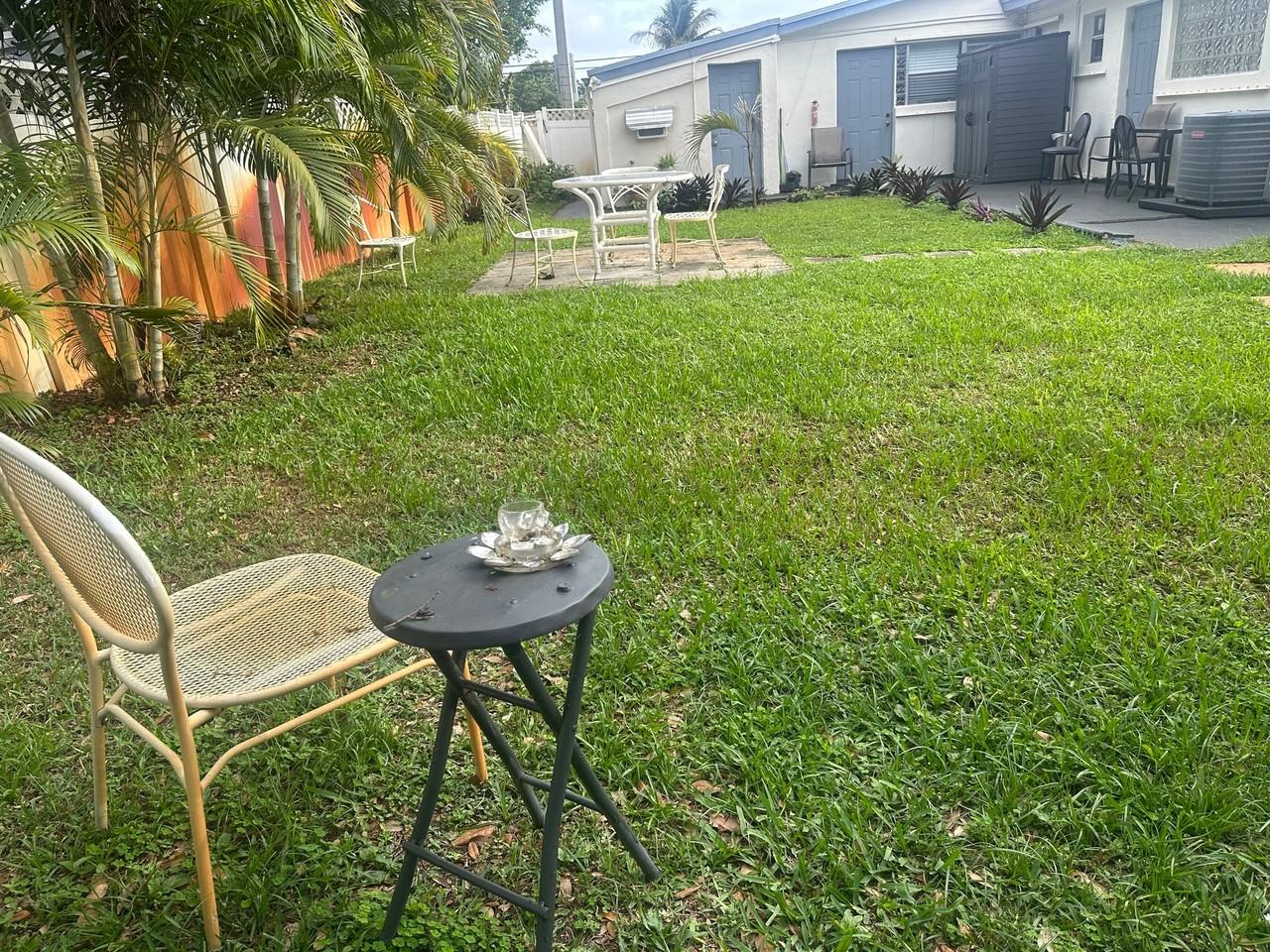 7121 Taft St - Photo 5 of 33