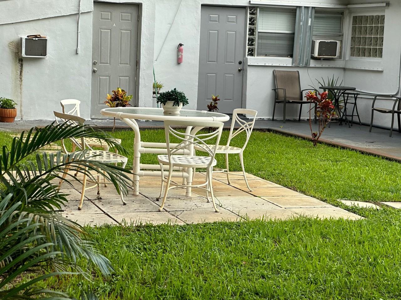 7121 Taft St - Photo 6 of 33