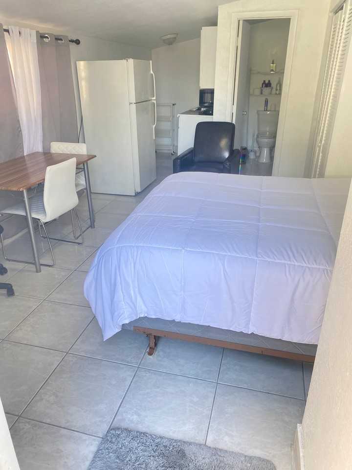 7121 Taft St - Photo 7 of 33