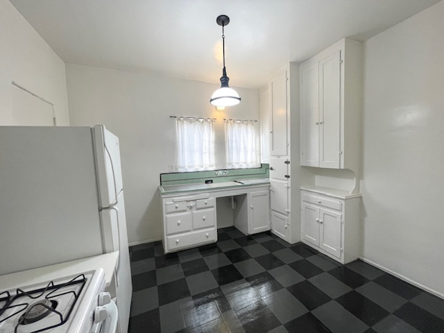 635 E 9th St #4 - Photo 4 of 17