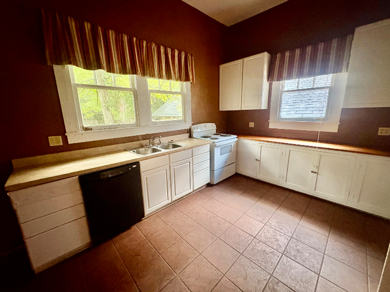 518 Virginia Ave - Photo 4 of 11