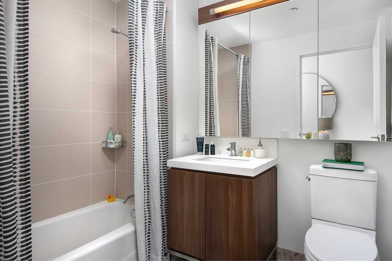162 N Clark St - Photo 4 of 11