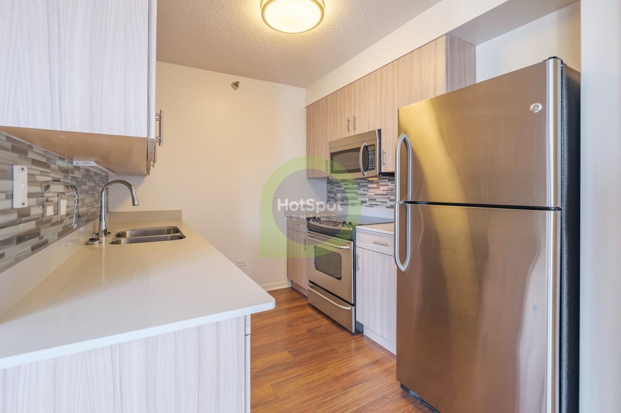 543 N Kingsbury St - Photo 2 of 15