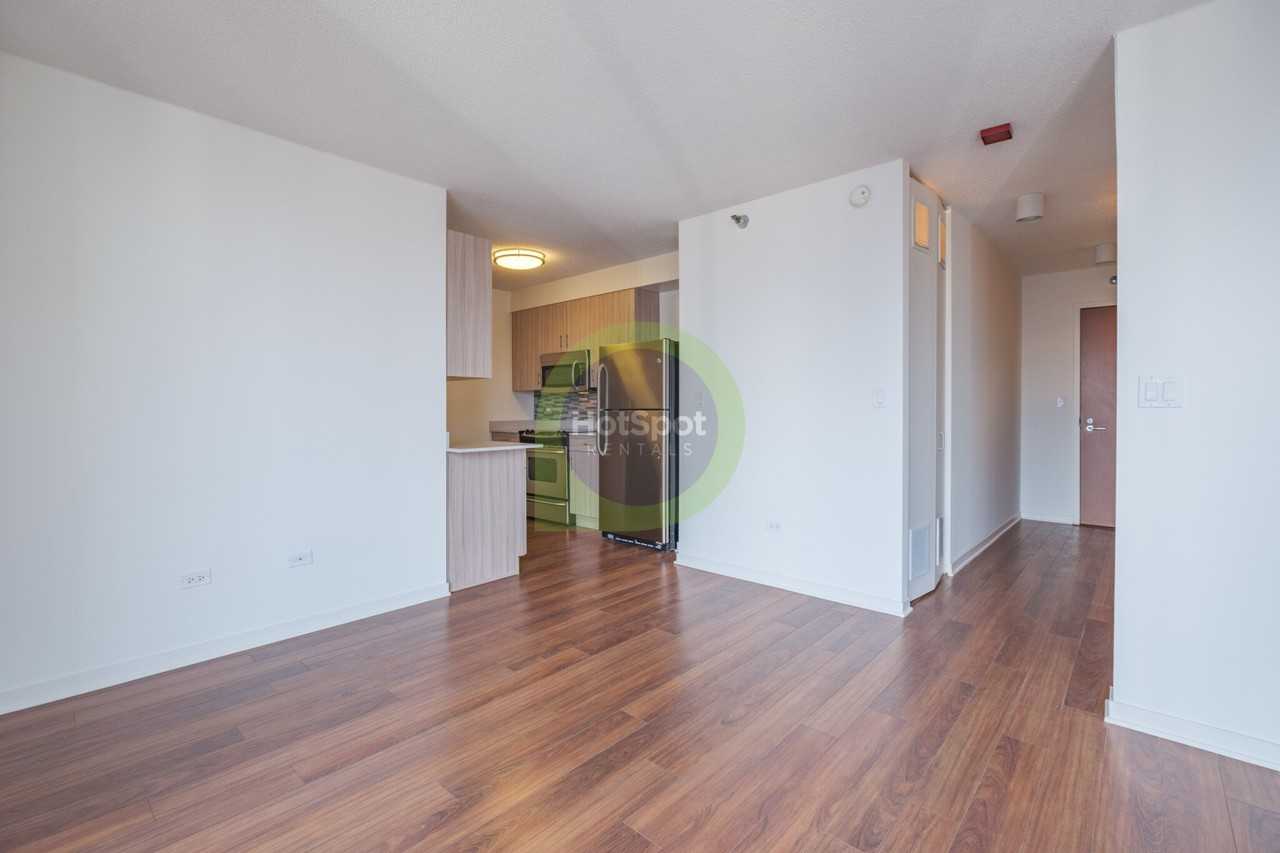 543 N Kingsbury St - Photo 3 of 15