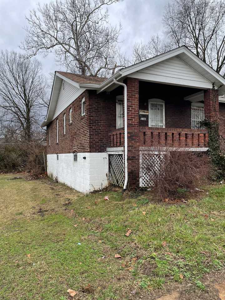 2140 69th St - Photo 2 of 17