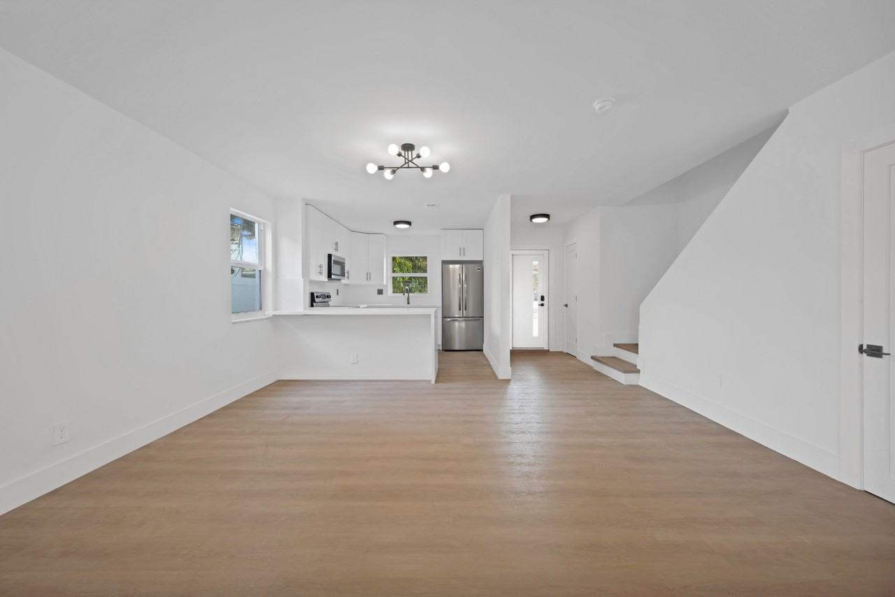 13514 Ne 23rd Pl - Photo 2 of 20