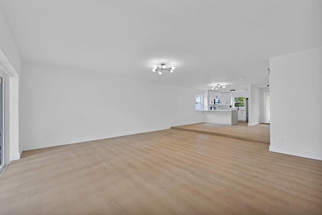 13514 Ne 23rd Pl - Photo 3 of 20