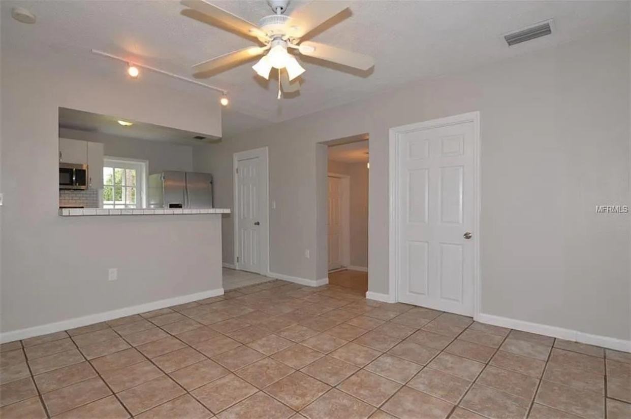 431 Iris Rd - Photo 3 of 14