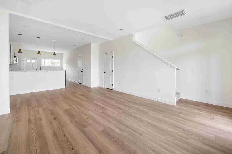 395 Church St N - Photo 3 of 7