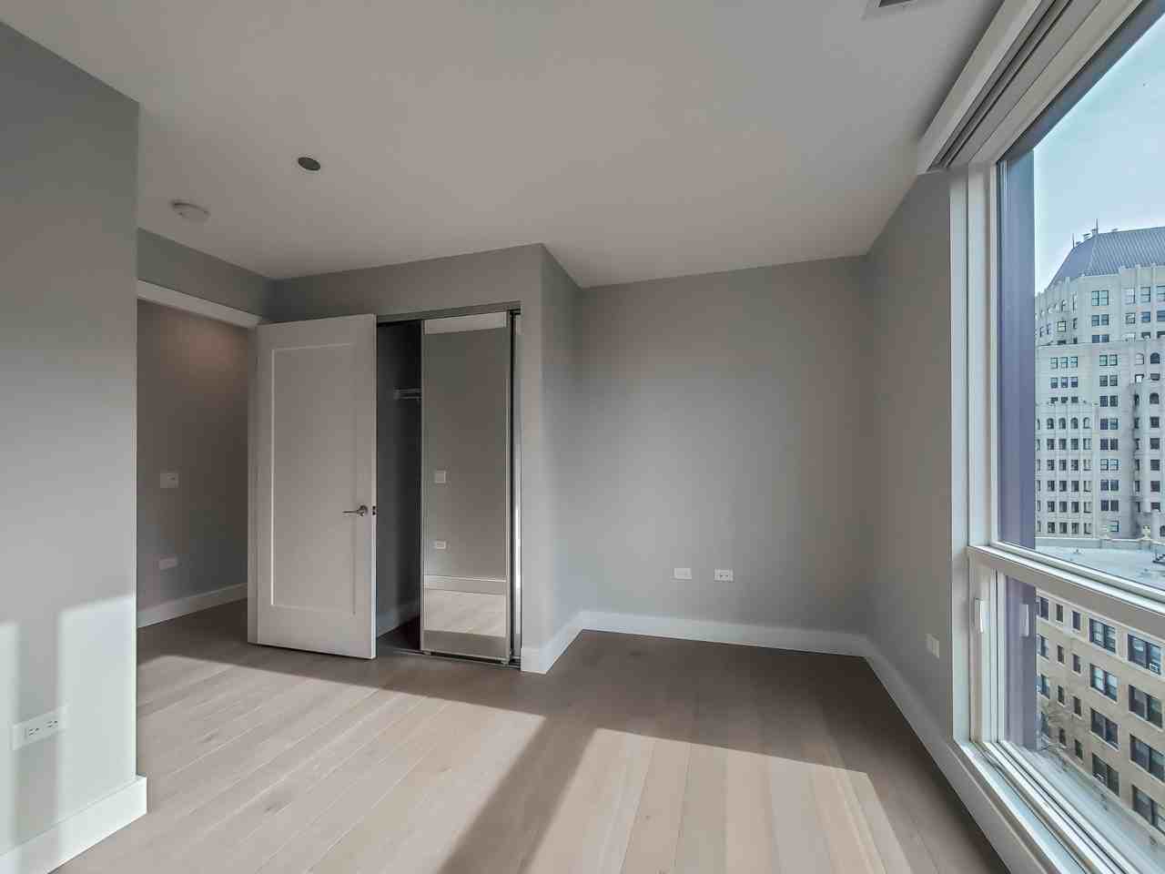 122 W Division St - Photo 5 of 20
