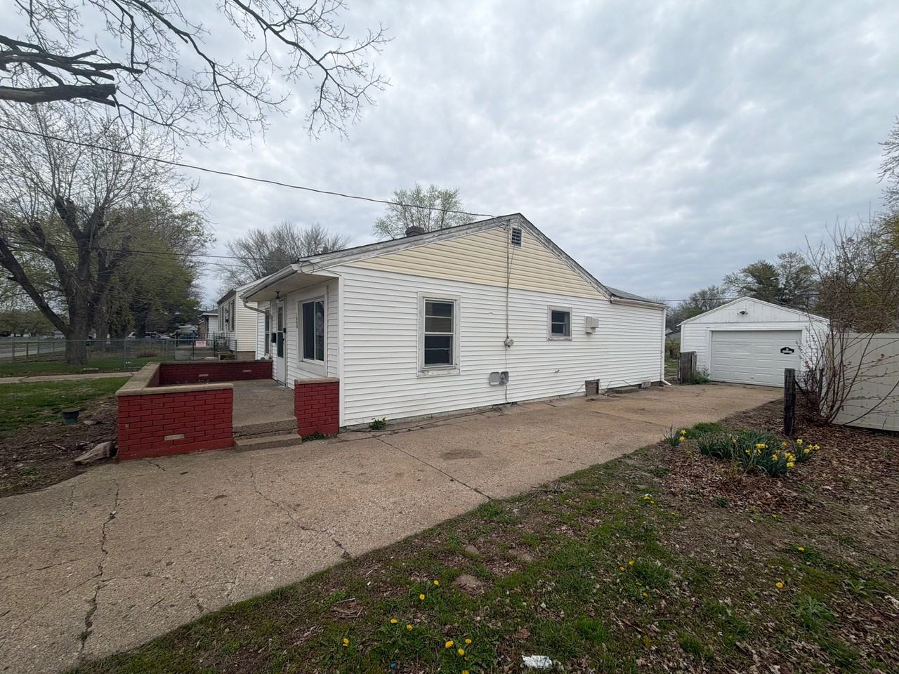 1604 S Kneer Ave - Photo 2 of 20