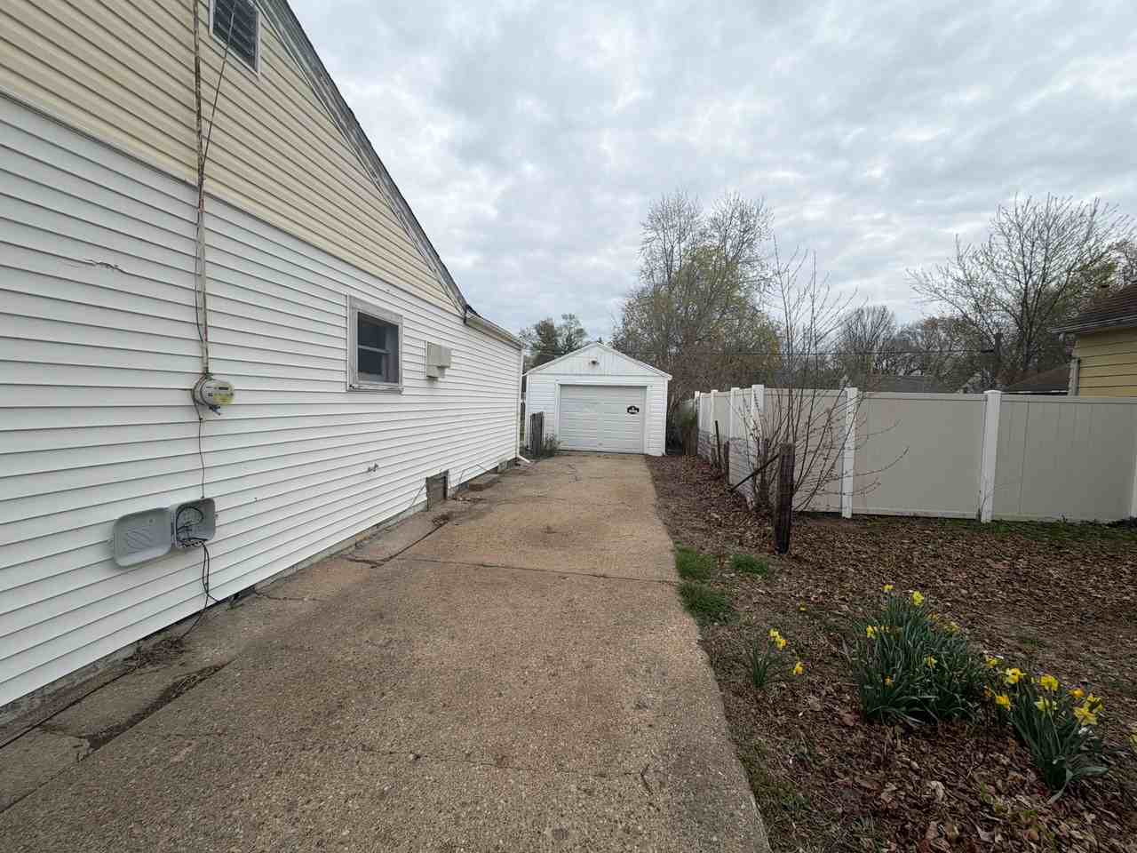 1604 S Kneer Ave - Photo 3 of 20