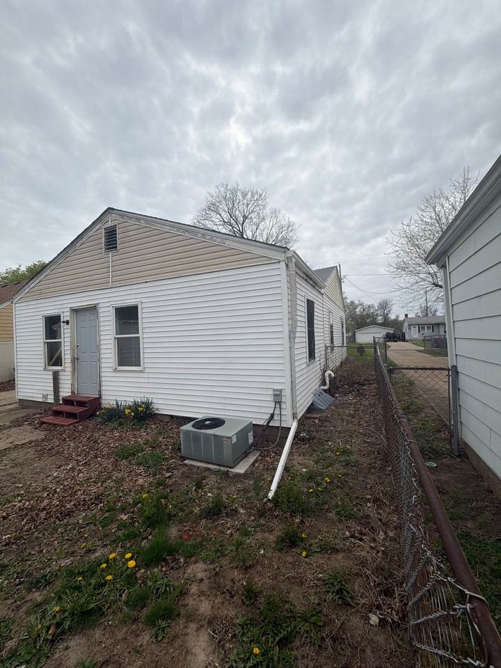 1604 S Kneer Ave - Photo 6 of 20